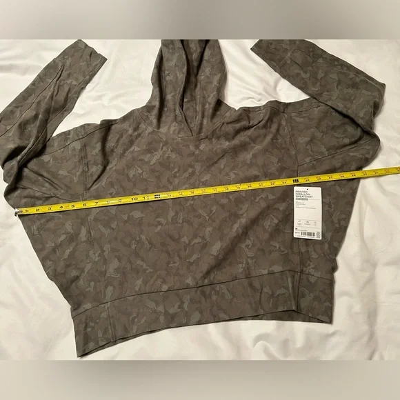 Athleta Printed Farallon Sweatshirt Size Medium Camo Olive NWT - Picture 5 of 10